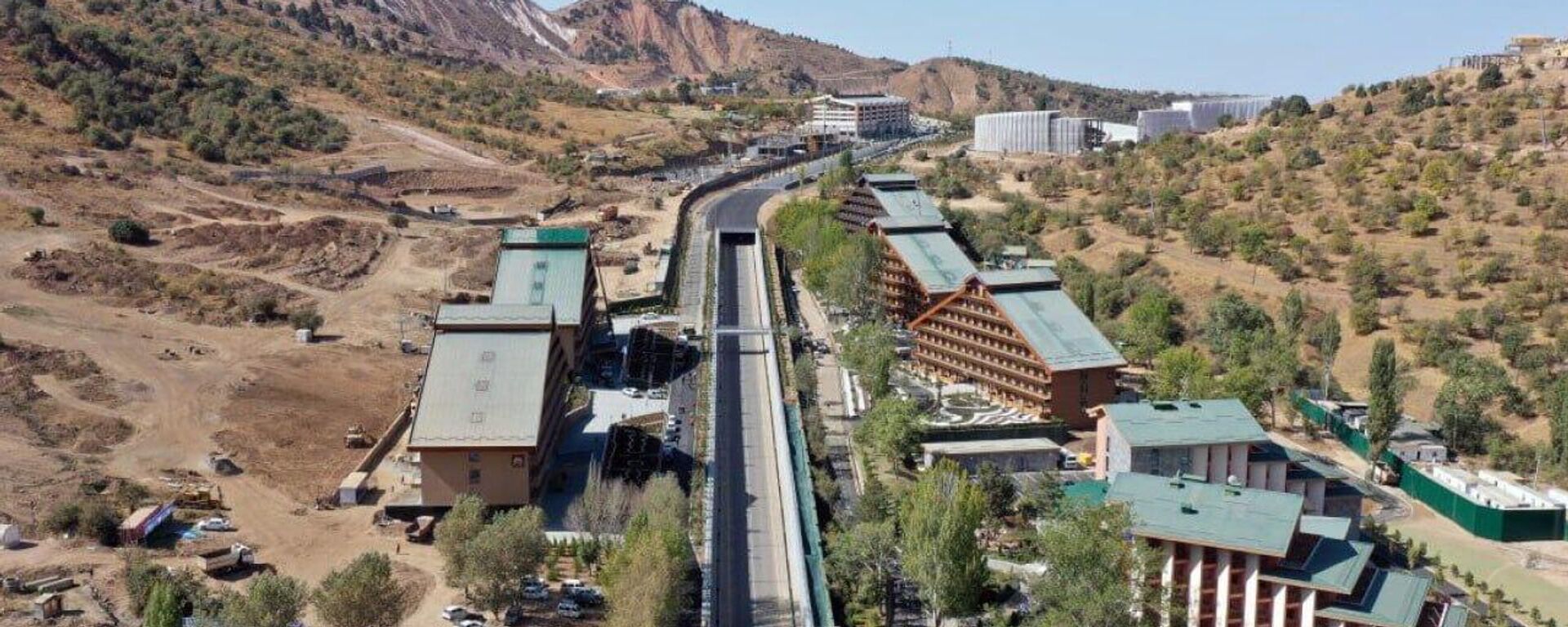 Шавкат Мирзиёев ознакомился с новым туристическим комплексом Чимган - Sputnik Узбекистан, 1920, 16.09.2025