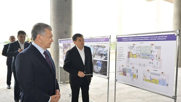 Президент Узбекистана ознакомился со строительными работами в аэропорту Намангана - Sputnik Узбекистан