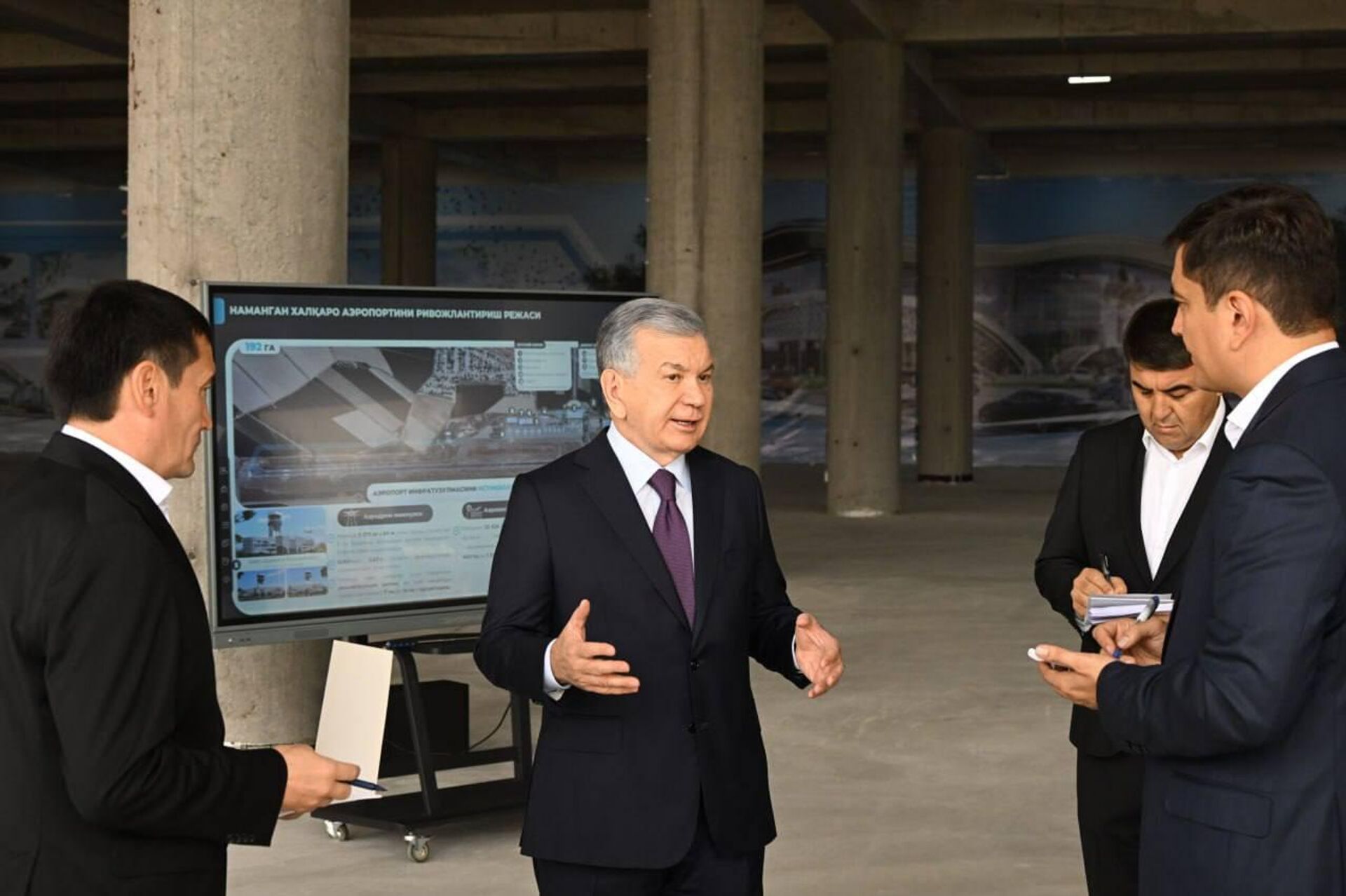 Президент Узбекистана ознакомился со строительными работами в аэропорту Намангана - Sputnik Узбекистан, 1920, 16.09.2025