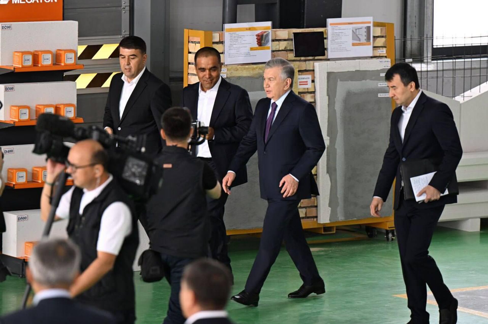 Шавкат Мирзиёев посетил предприятие по производству газобетона в Намангане Шавкат Мирзиёев посетил предприятие по производству газобетона в Намангане - Sputnik Узбекистан, 1920, 16.09.2025