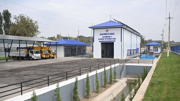 Президент Шавкат Мирзиёев посетил насосную станцию Айкирон-1 в Чартакском районе Наманганской области - Sputnik Узбекистан