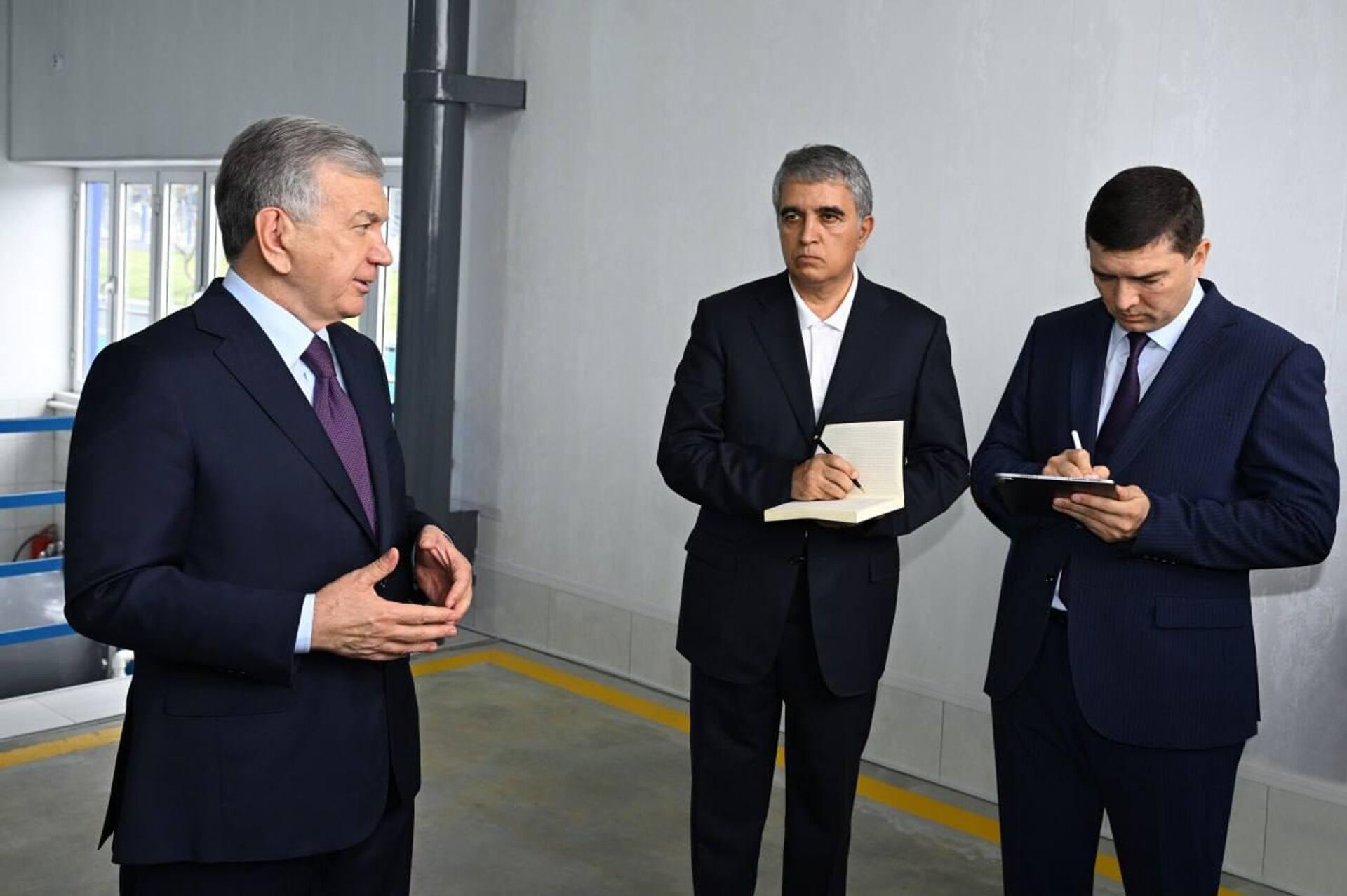 Президент Шавкат Мирзиёев посетил насосную станцию Айкирон-1 в Чартакском районе Наманганской области - Sputnik Узбекистан, 1920, 16.09.2025