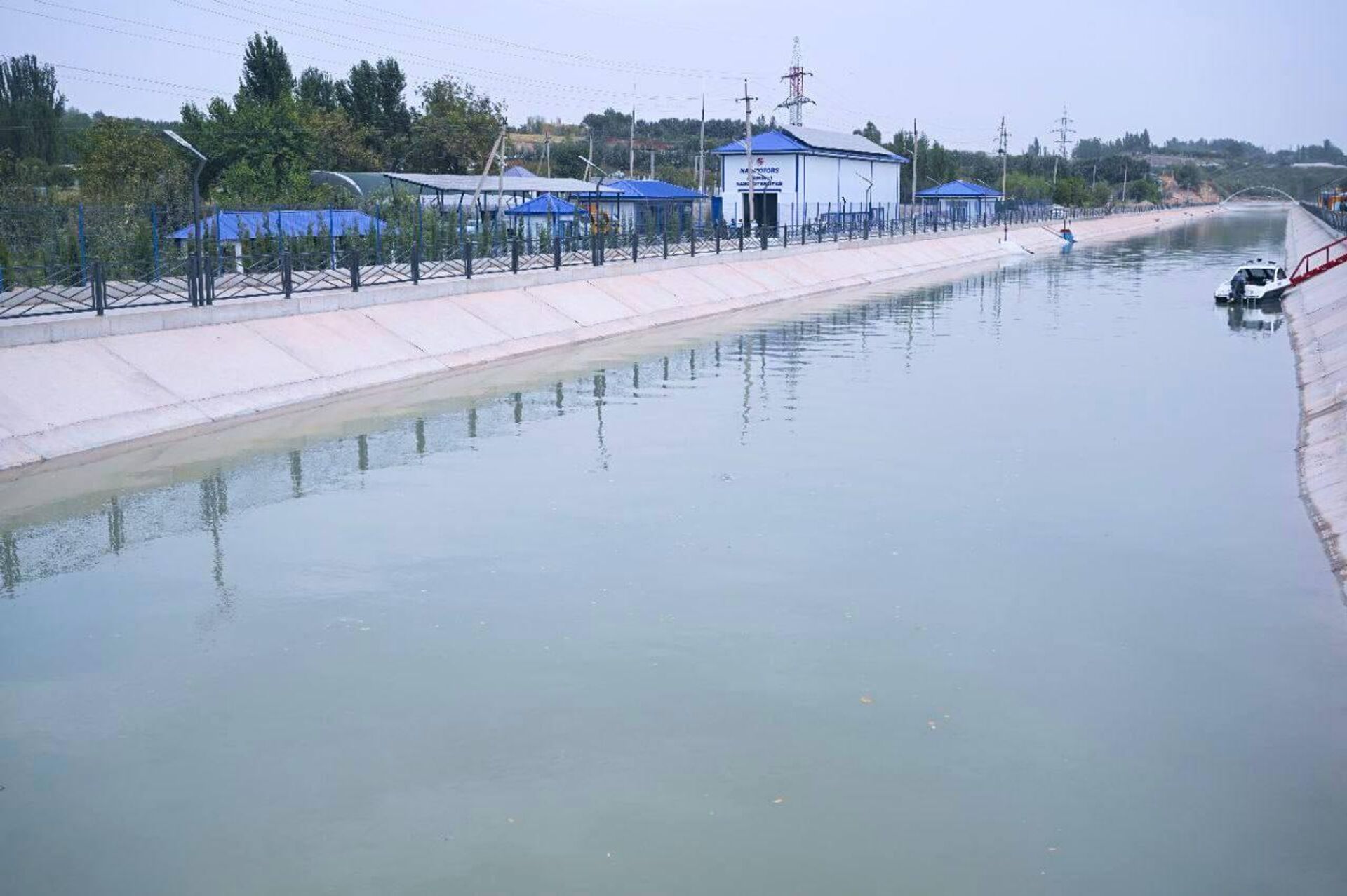 Президент Шавкат Мирзиёев посетил насосную станцию Айкирон-1 в Чартакском районе Наманганской области - Sputnik Узбекистан, 1920, 16.09.2025