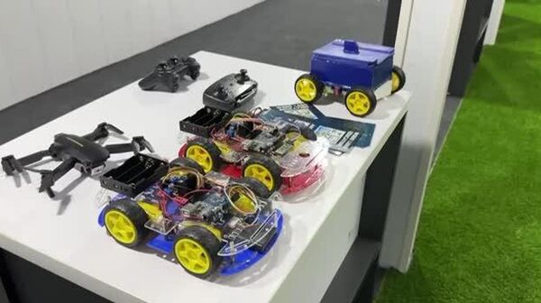 В Ферганской области учащиеся IT-городка показали свои проекты по робототехнике - Sputnik Узбекистан