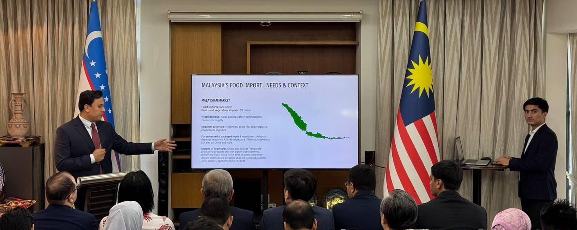 В Куала-Лумпуре организована выставка свежих и сухофруктов, переработанных продуктов питания и напитков Узбекистана - Sputnik Ўзбекистон, 1920, 17.09.2025