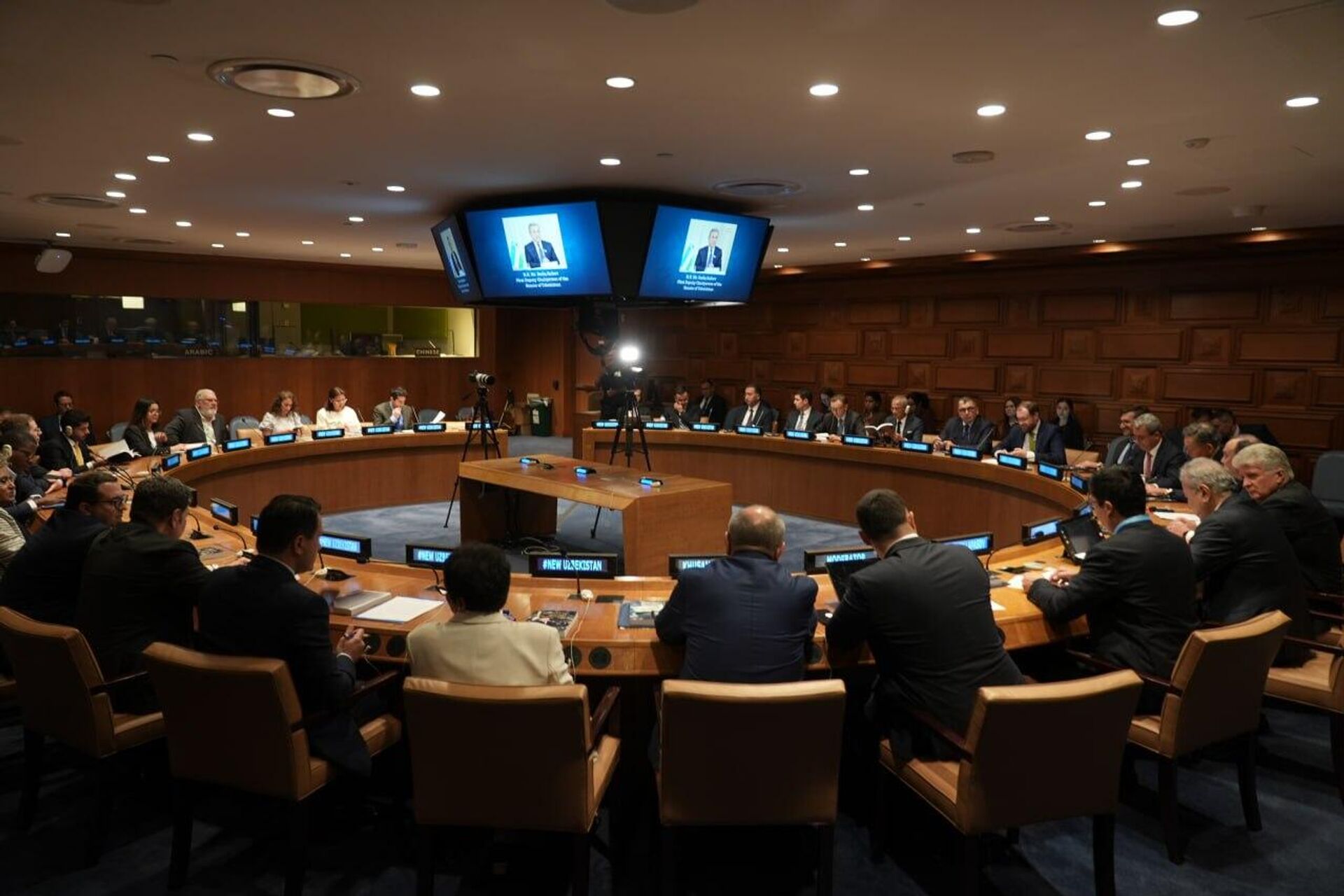 В штаб-квартире ООН представили книгу Новый Узбекистан: путь Шавката Мирзиёева - Sputnik Узбекистан, 1920, 19.09.2025