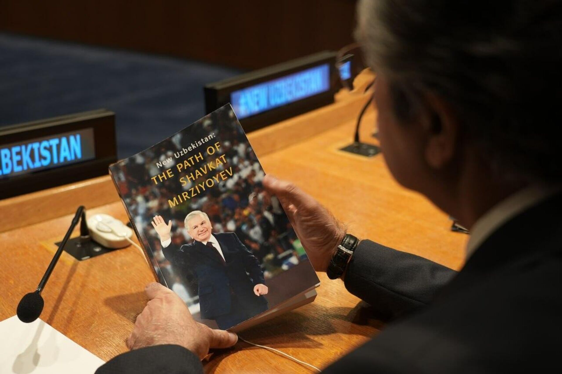 В штаб-квартире ООН представили книгу Новый Узбекистан: путь Шавката Мирзиёева - Sputnik Узбекистан, 1920, 19.09.2025