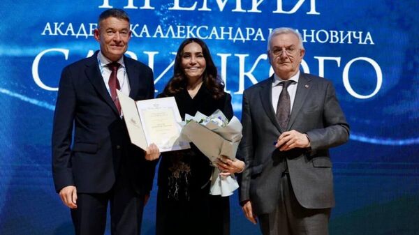 Профессору Джамиле Полатовой вручили диплом и нагрудный знак иностранного члена Российской академии наук - Sputnik Узбекистан