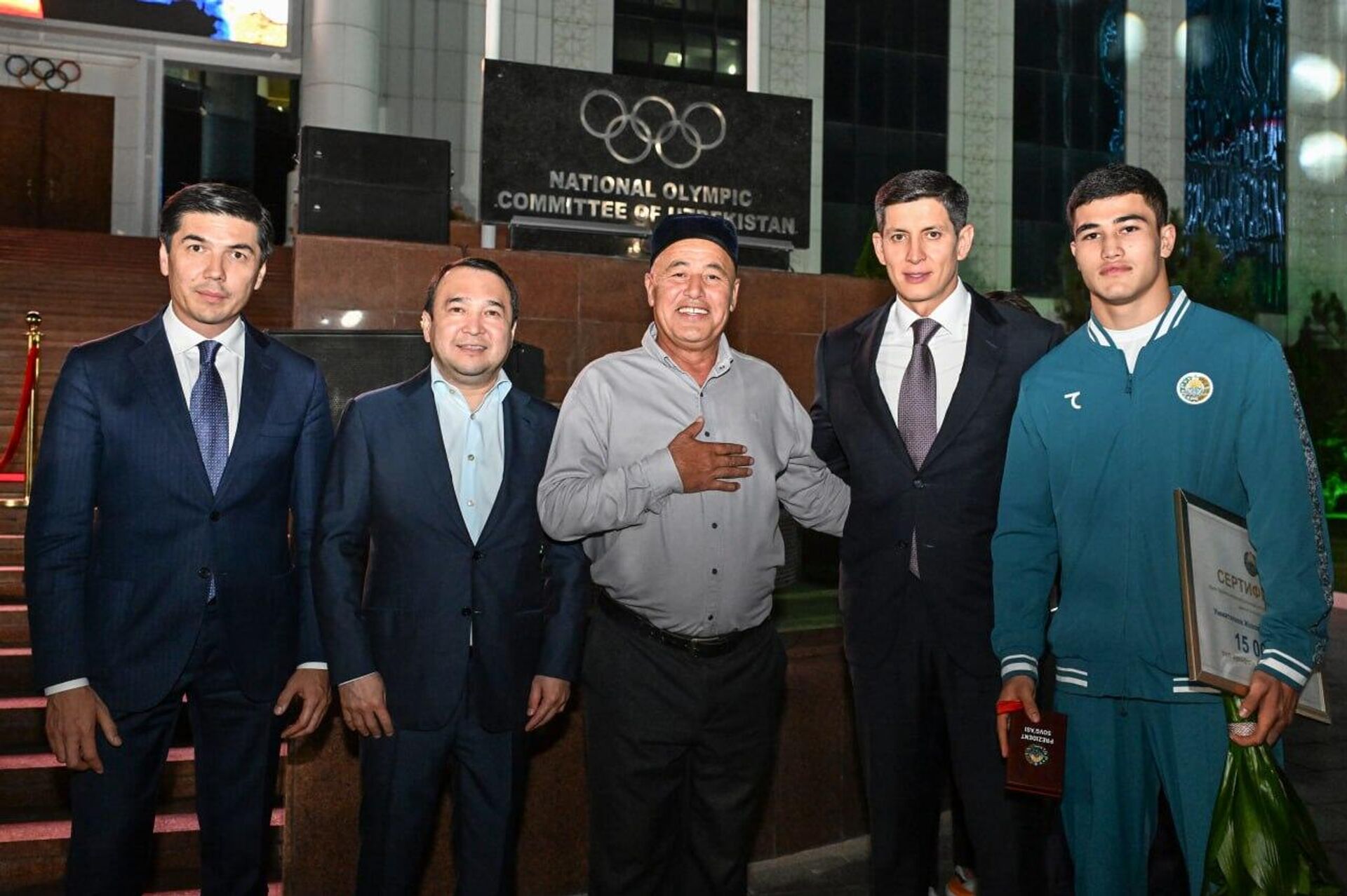 Герои чемпионатов мира были достойно награждены Герои чемпионатов мира были достойно награждены - Sputnik Узбекистан, 1920, 19.09.2025