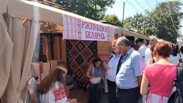 Наши мастера представили свои работы в белорусском национальном стиле, - рассказала ремесленница из Беларуси - Sputnik Узбекистан