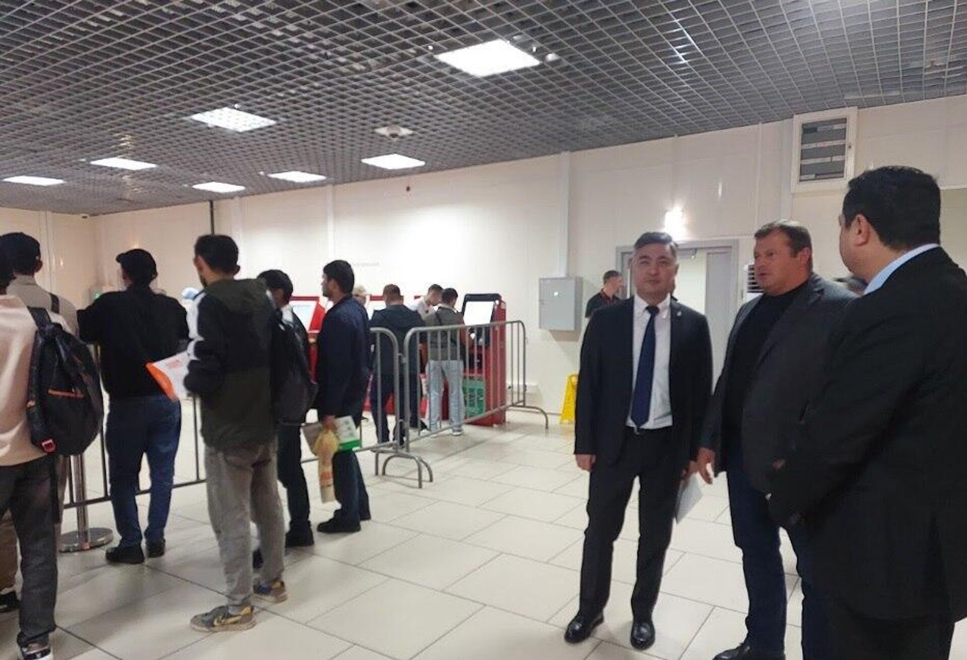 В миграционном центре Сахарово в Москве откроют специальные консультационные окна - Sputnik Узбекистан, 1920, 22.09.2025