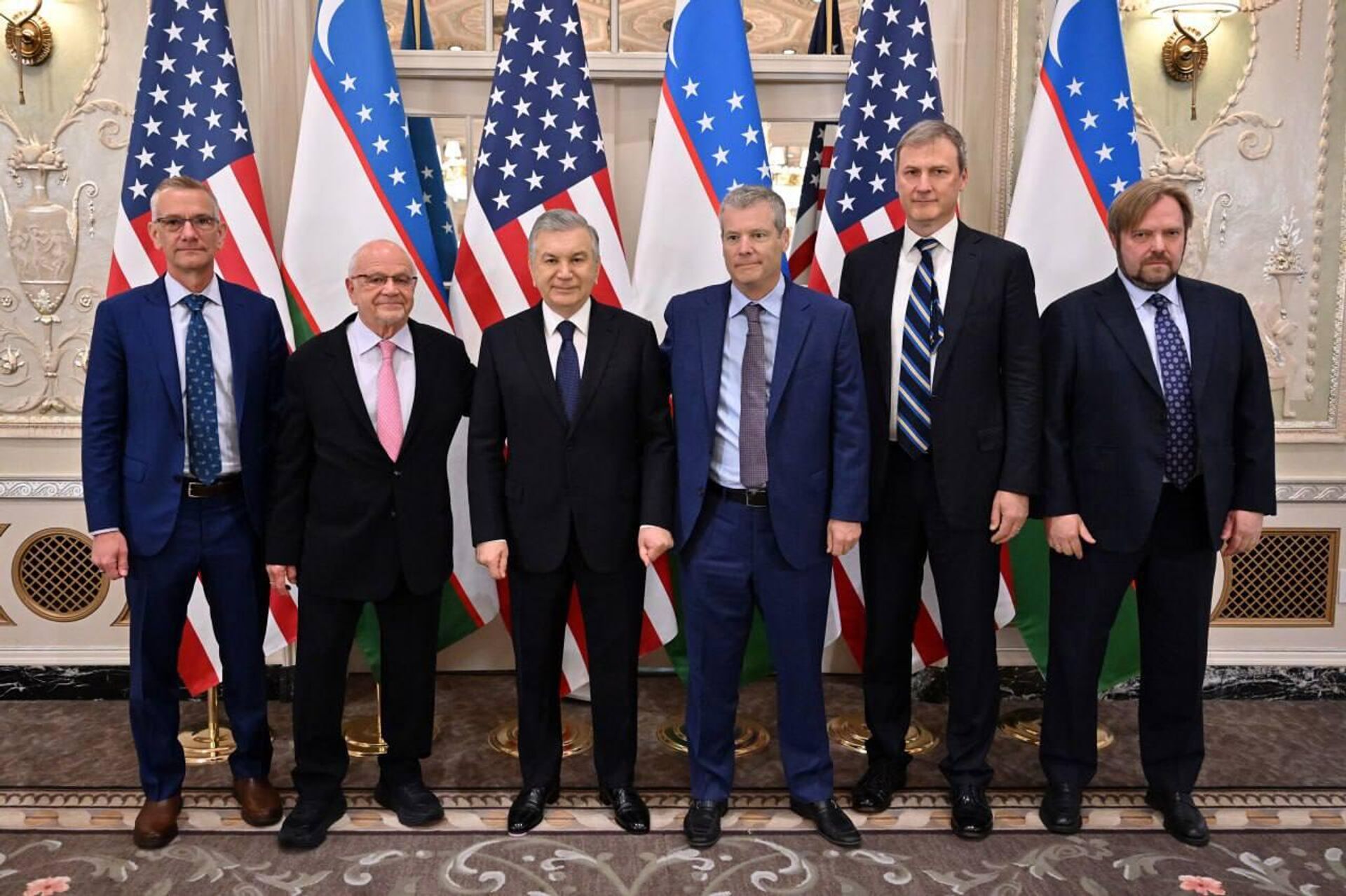 Шавкат Мирзиёев встретился с лидерами ведущих компаний США Шавкат Мирзиёев встретился с лидерами ведущих компаний США - Sputnik Ўзбекистон, 1920, 23.09.2025