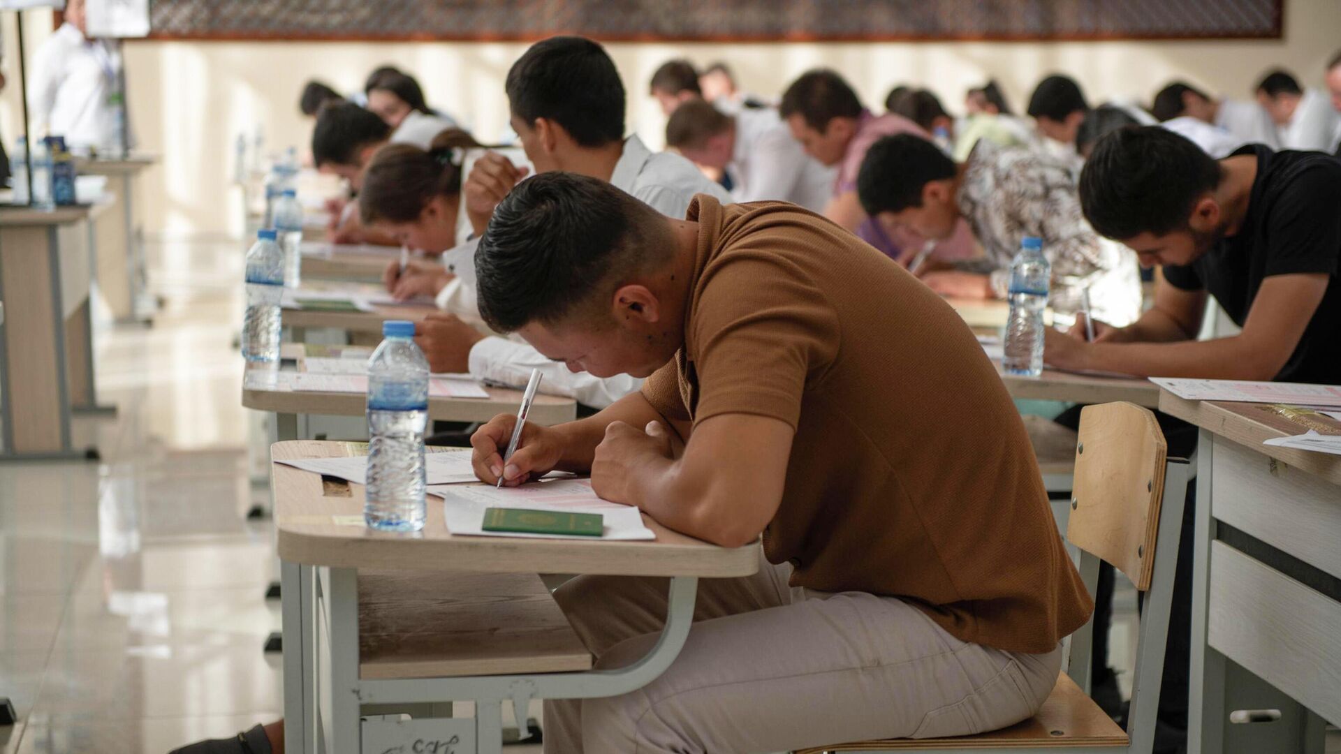 Абитуриенты во время вступительных экзаменов в вузы Узбекистана Абитуриенты во время вступительных экзаменов в вузы Узбекистана - Sputnik Ўзбекистон, 1920, 07.05.2024