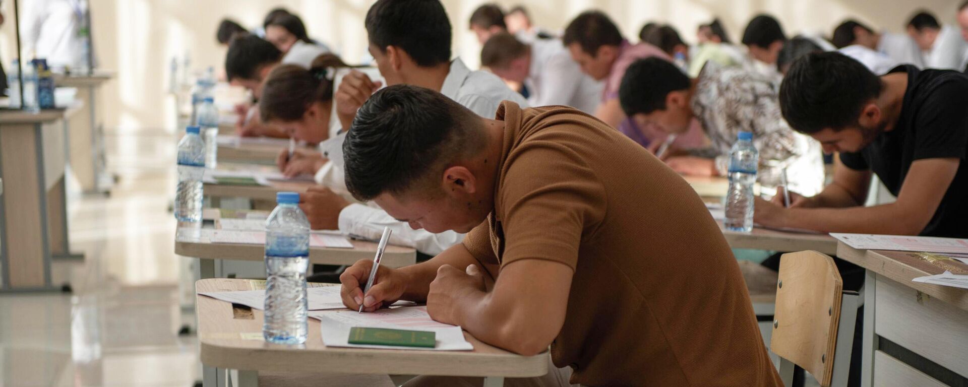 Абитуриенты во время вступительных экзаменов в вузы Узбекистана. Архивное фото - Sputnik Узбекистан, 1920, 25.05.2024