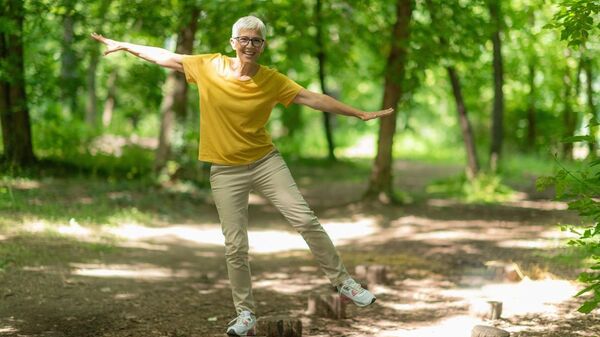 Пожилая женщина делает упражнения на равновесие - Sputnik Узбекистан