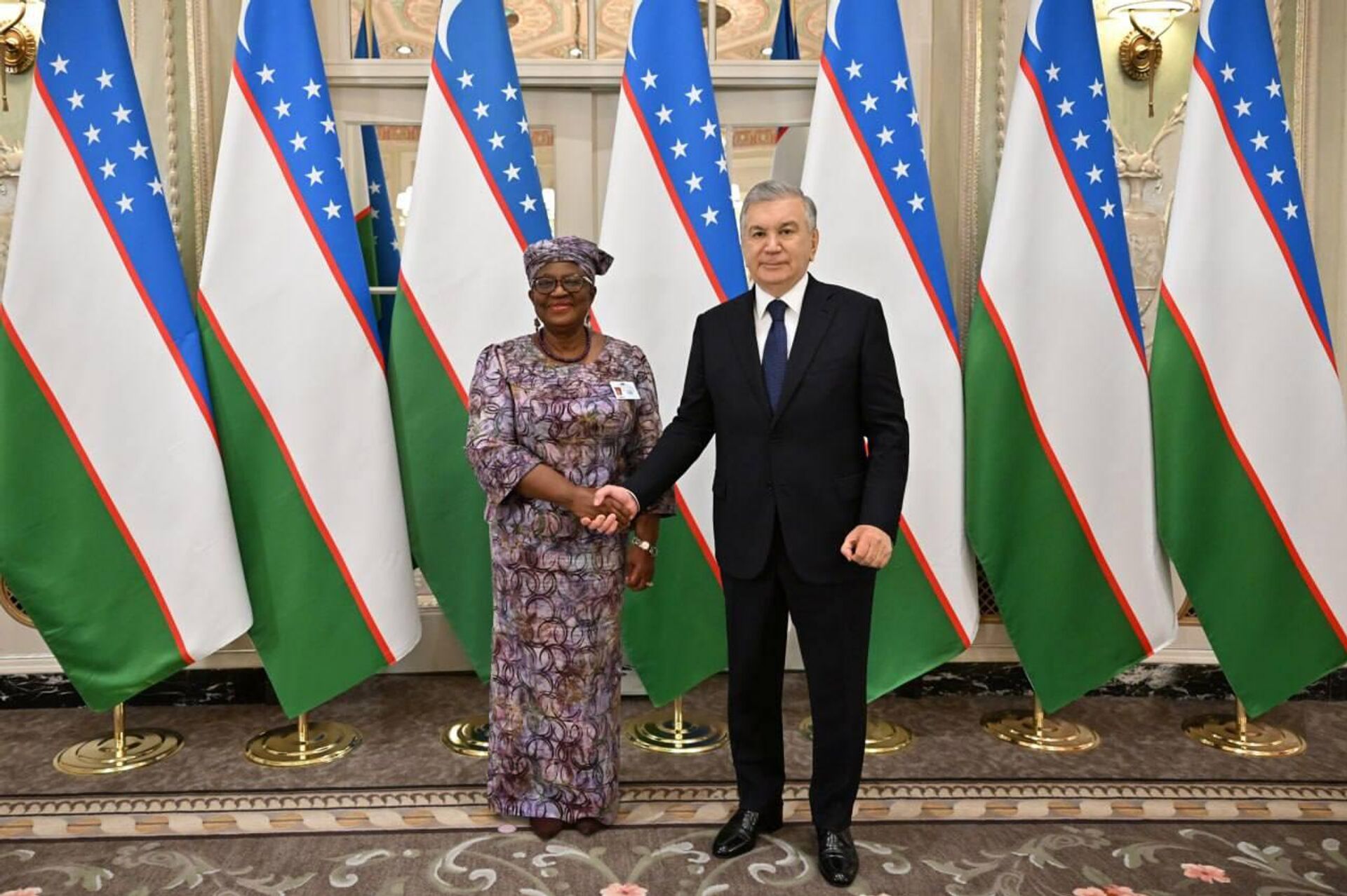 Шавкат Мирзиёев провел встречу с гендиректором Всемирной торговой организации (ВТО) Нгози Оконджо-Ивеалой - Sputnik Узбекистан, 1920, 23.09.2025