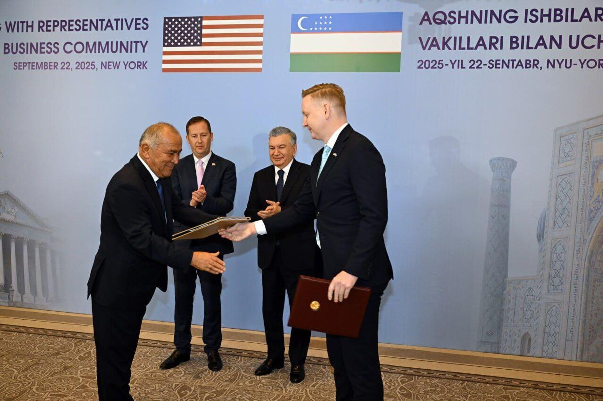 В Нью-Йорке в ходе рабочего визита президента Узбекистана подписан ряд двусторонних документов по развитию торгово-экономического и инвестиционного сотрудничества  - Sputnik Узбекистан, 1920, 23.09.2025