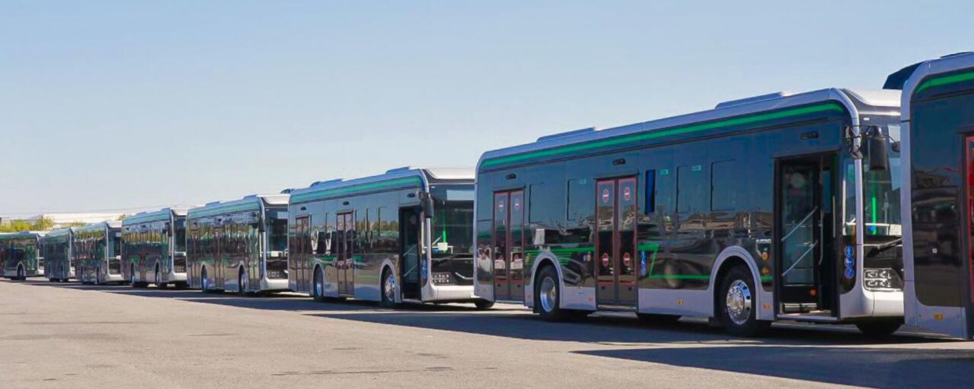 В Узбекистан отправлена очередная партия электробусов из Китая - Sputnik Ўзбекистон, 1920, 23.09.2025