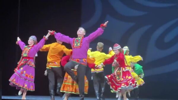 Ташкентцы увидели Танцы народов России в исполнении Государственного ансамбля танца Марий Эл - Sputnik Узбекистан