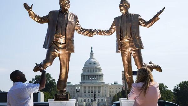 В Вашингтоне напротив Капитолия неизвестные установили статую, изображающую держащихся за руки Дональда Трампа и Джеффри Эпштейна - Sputnik Узбекистан