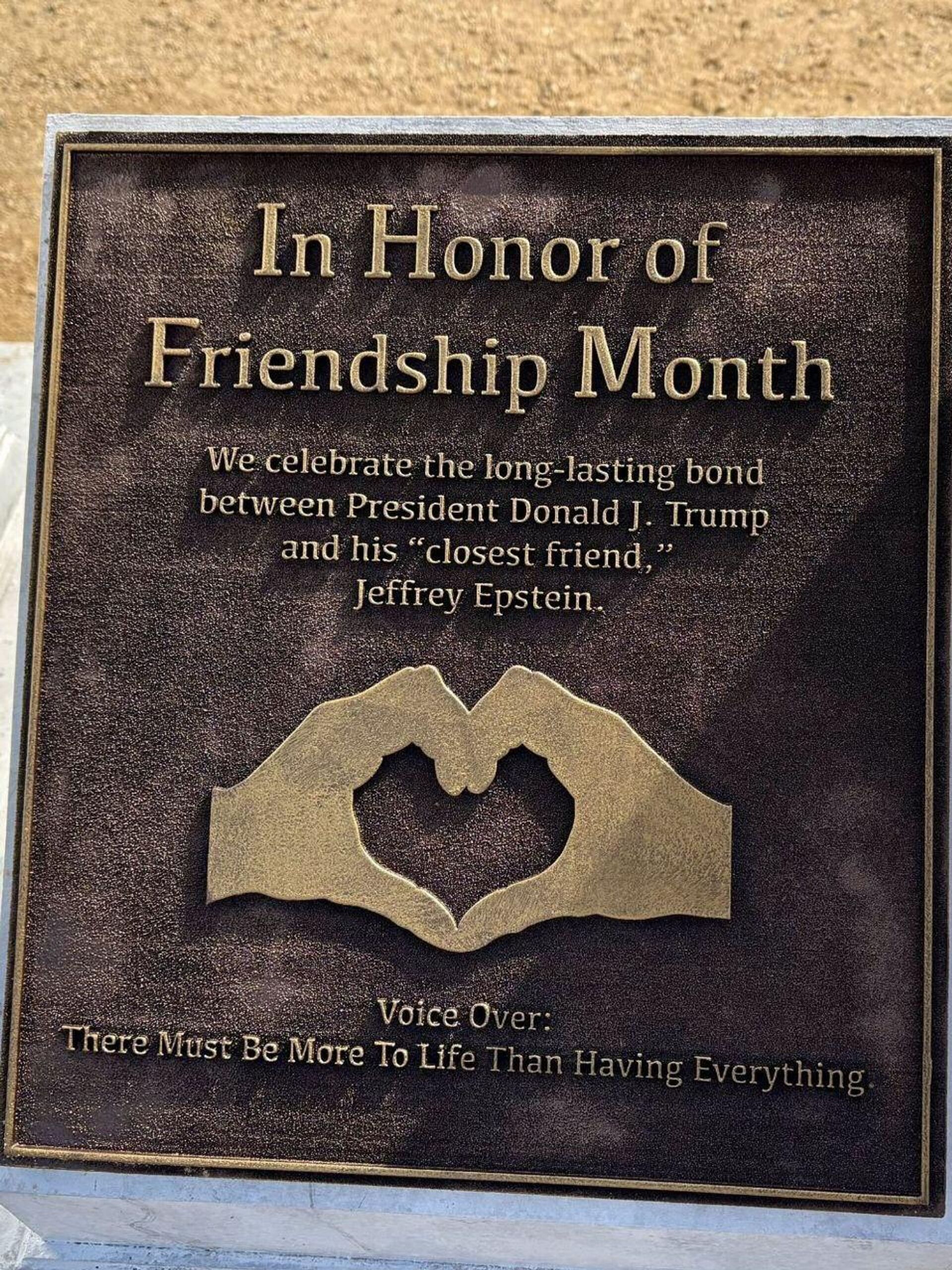 В Вашингтоне напротив Капитолия неизвестные установили статую, изображающую держащихся за руки Дональда Трампа и Джеффри Эпштейна - Sputnik Узбекистан, 1920, 24.09.2025