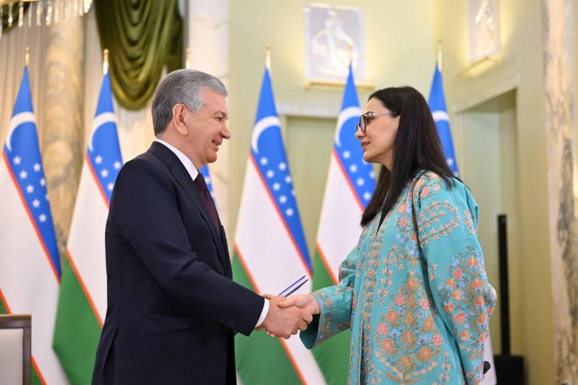 Президент Узбекистана встретился с соотечественниками и стипендиатами Фонда Эл-юрт умиди
Президент Узбекистана встретился с соотечественниками и стипендиатами Фонда Эл-юрт умиди
- Sputnik Узбекистан, 1920, 25.09.2025