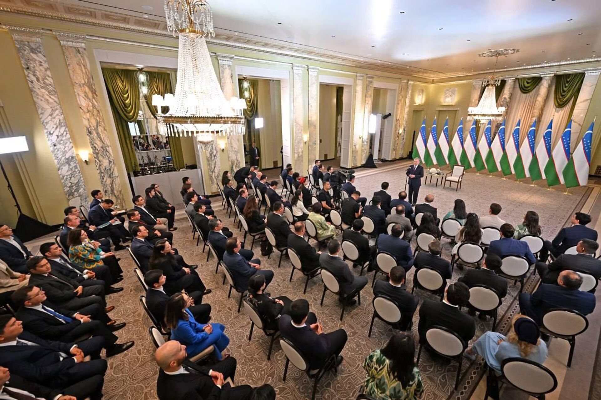 Президент Узбекистана встретился с соотечественниками и стипендиатами Фонда Эл-юрт умиди
Президент Узбекистана встретился с соотечественниками и стипендиатами Фонда Эл-юрт умиди
- Sputnik Узбекистан, 1920, 25.09.2025