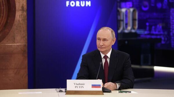 Президент России Владимир Путин на Глобальном атомном форуме в рамках Мировой атомной недели на ВДНХ - Sputnik Узбекистан