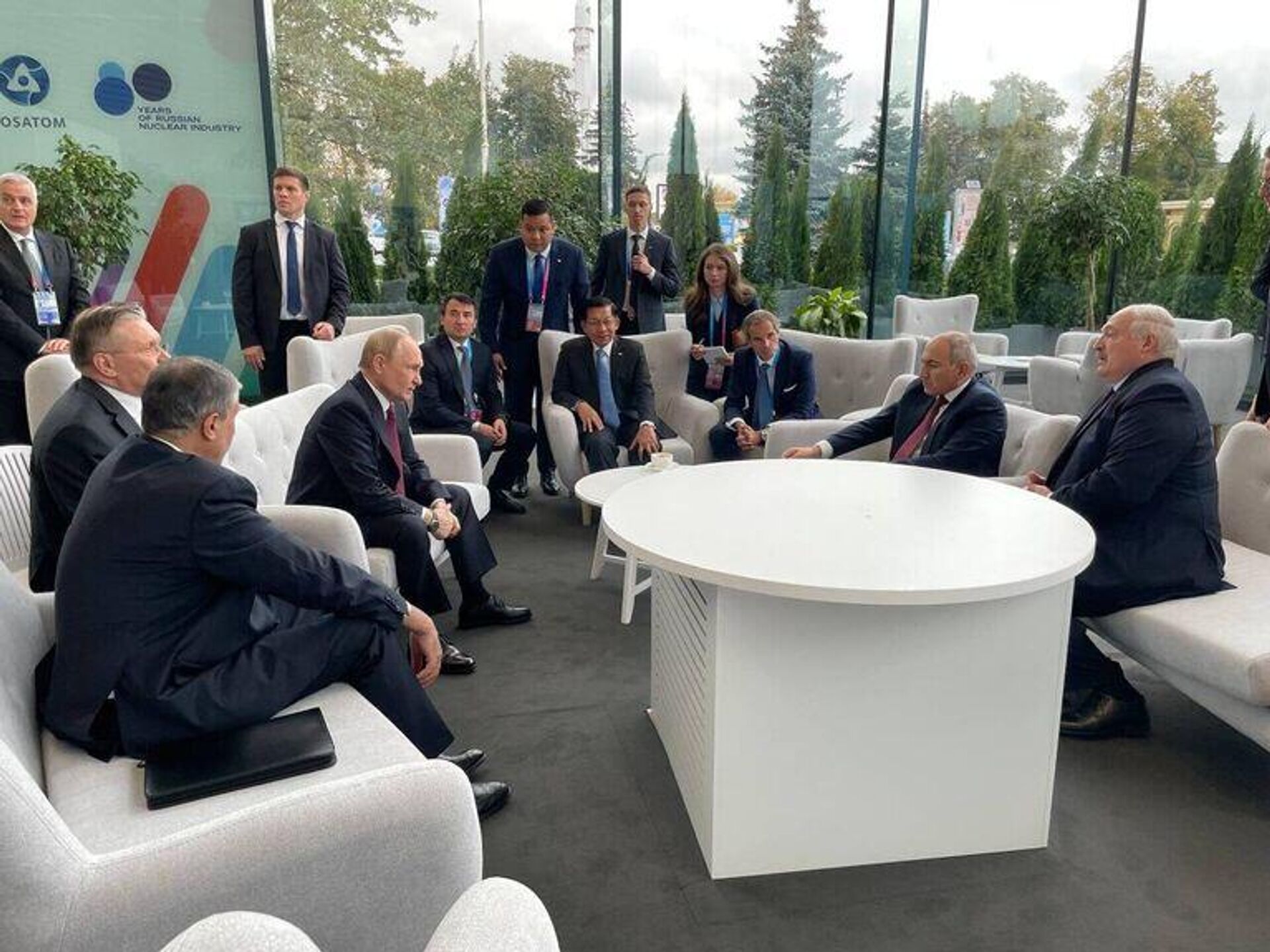 Владимир Путин и главы иностранных делегаций — участники Глобального атомного форума в павильоне Атом на ВДНХ - Sputnik Узбекистан, 1920, 26.09.2025