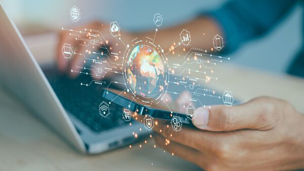 Человек за ноутбуком и телефоном  - Sputnik Узбекистан