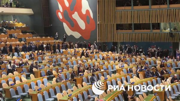 По машинам: международные делегации покинули зал Генассамблеи ООН перед началом речи премьера Израиля Беньямина Нетаньяху - Sputnik Узбекистан
