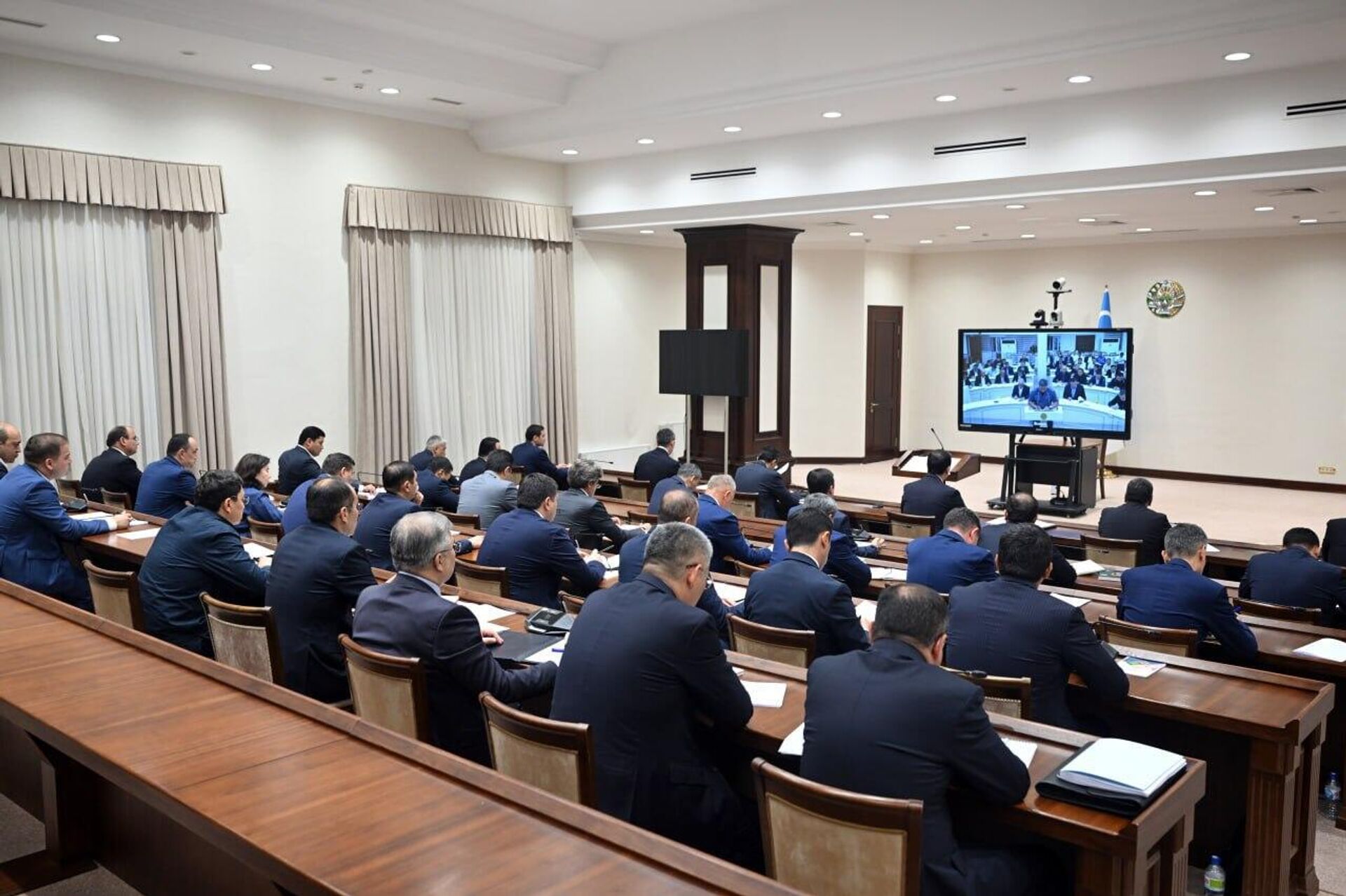 Президент провел расширенное совещание, посвященное уборке хлопка, подготовке к зиме, инвестициям и экспорту, а также проекту Яшил макон. - Sputnik Узбекистан, 1920, 27.09.2025