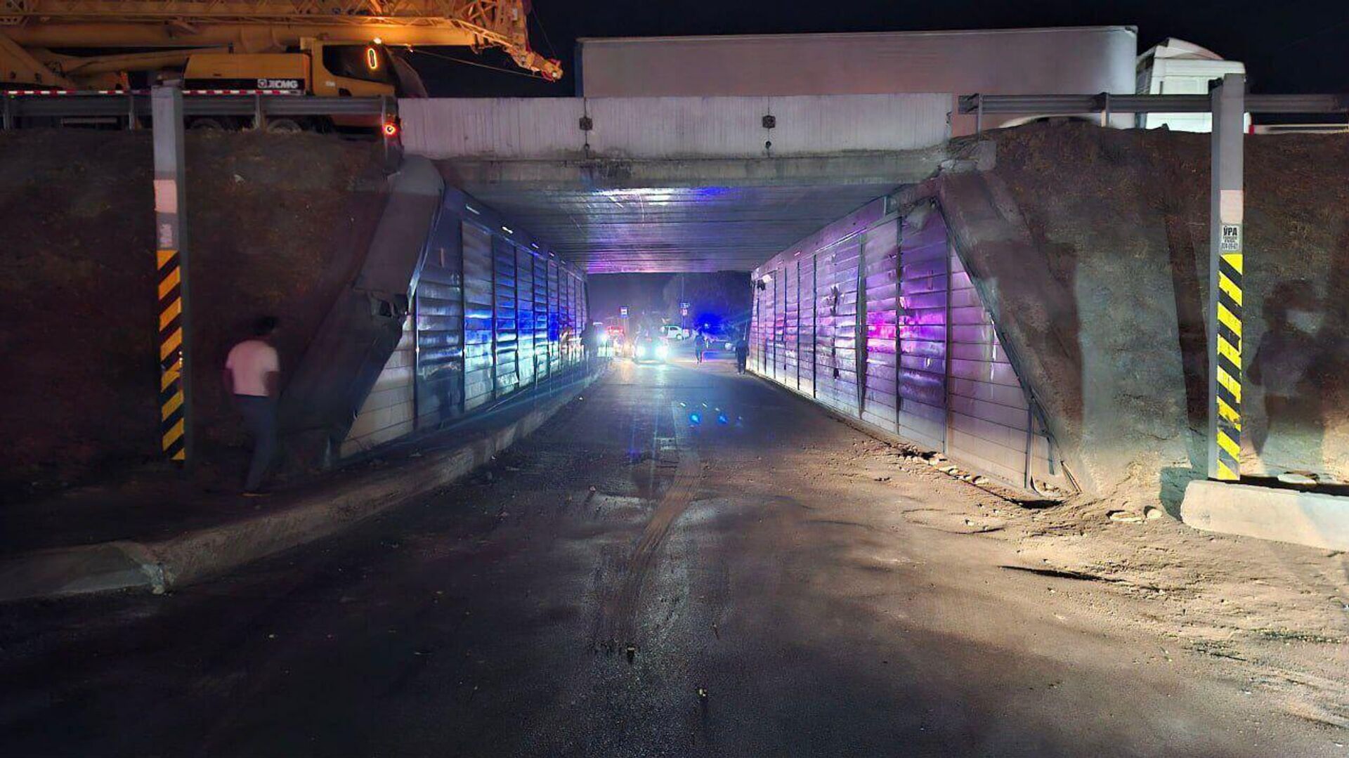 В Ташобласти фура не смогла проехать подземный проезд и врезалась в бетонное перекрытие - Sputnik Узбекистан, 1920, 27.09.2025