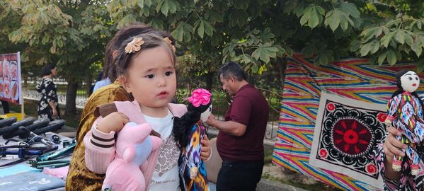  В Самарканде прошла необычная ярмарка игрушек и цветов. - Sputnik Узбекистан