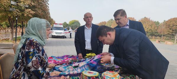  В Самарканде прошла необычная ярмарка игрушек и цветов. - Sputnik Узбекистан