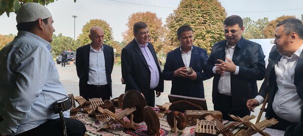  В Самарканде прошла необычная ярмарка игрушек и цветов. - Sputnik Узбекистан