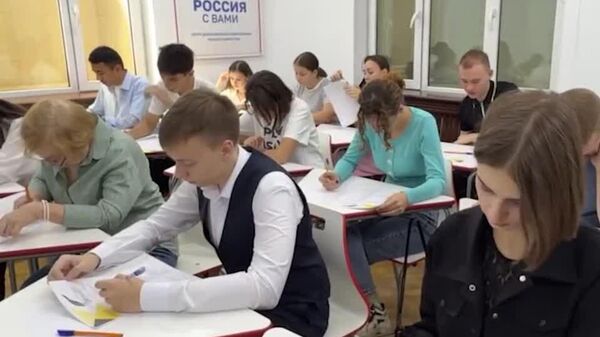 В Ташкенте прошел международный Литературный диктант - Sputnik Узбекистан