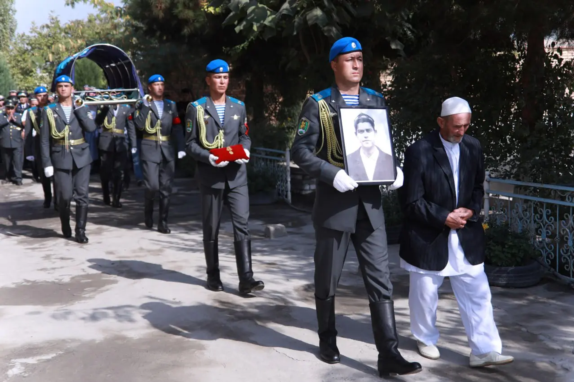 Участника Второй мировой войны похоронили на родной земле - Sputnik Узбекистан, 1920, 03.10.2025