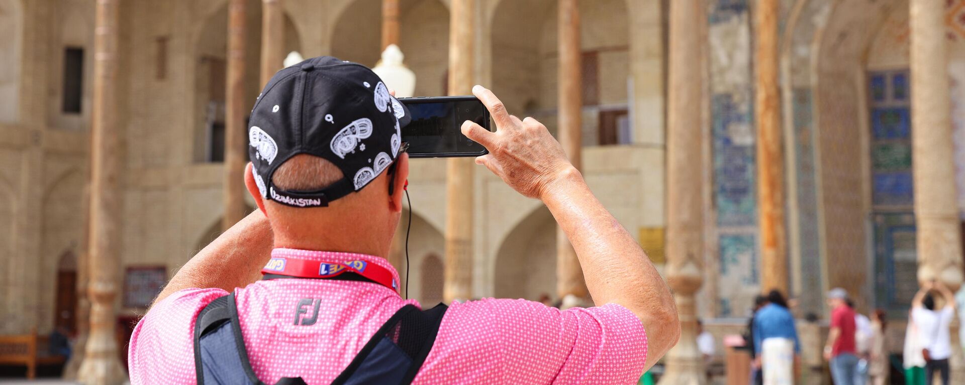 Turist fotografiruyet dostoprimechatelnost  - Sputnik O‘zbekiston, 1920, 20.11.2025