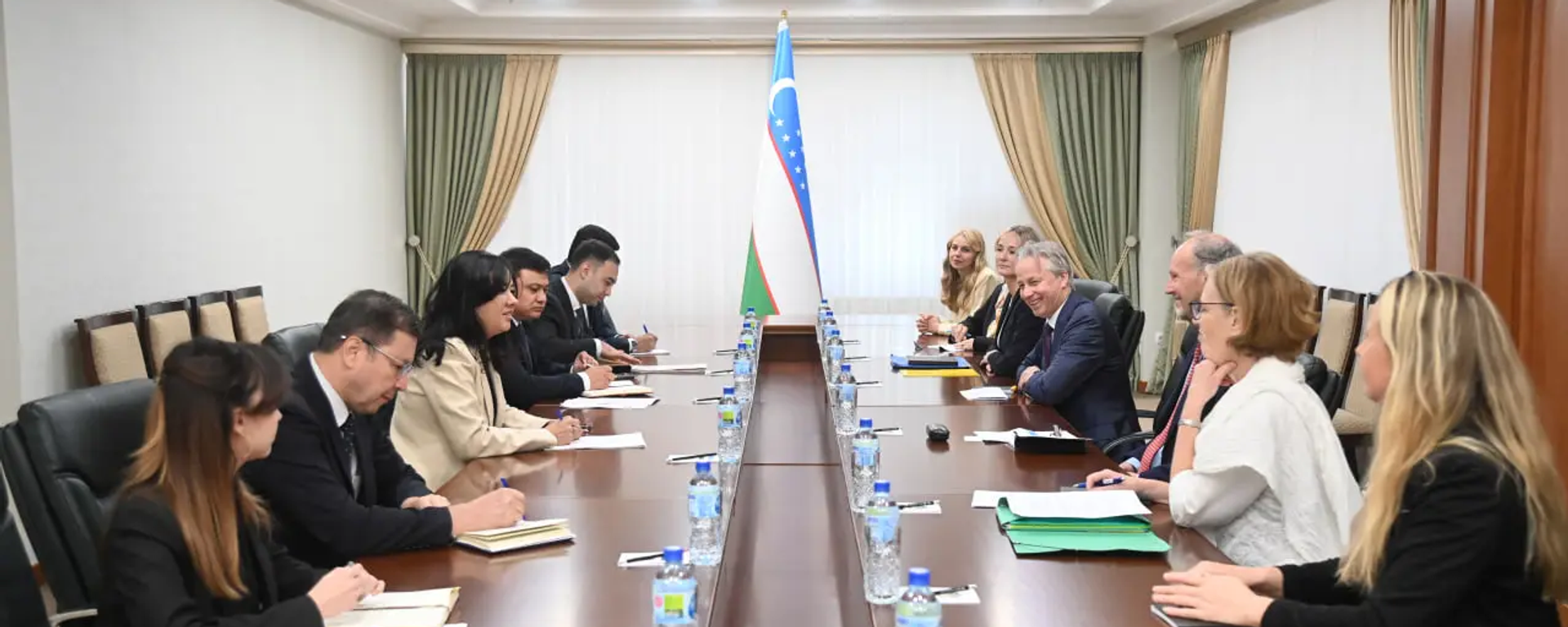 Sovetnik MID provel vstrechu s Poslom Shvetsii i predstavitelyami SIDA - Sputnik O‘zbekiston, 1920, 02.10.2025