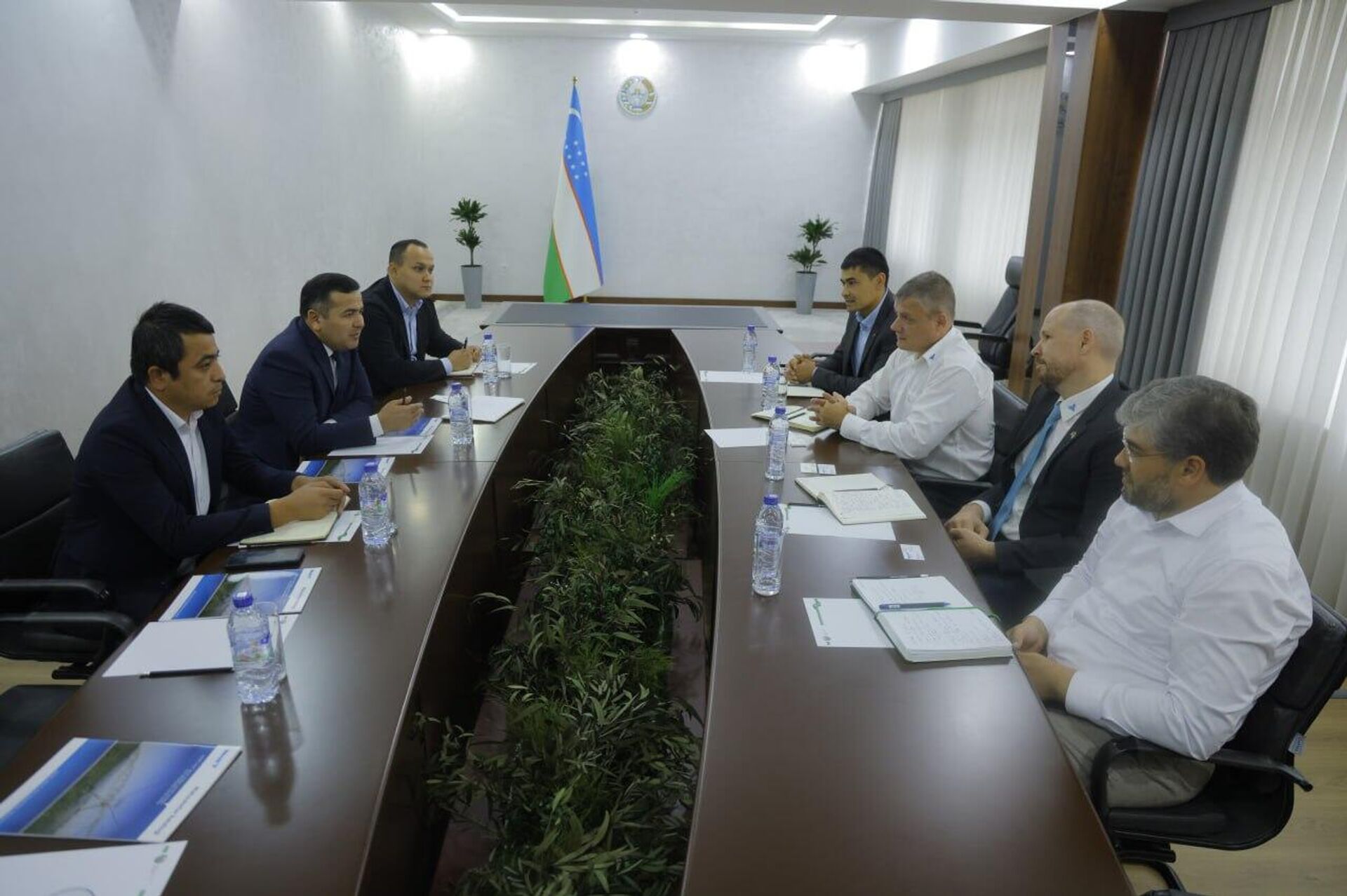 Zamestitel ministra selskogo xozaystva vstretilsya s predstavitelyami Walmont Irrigation - Sputnik O‘zbekiston, 1920, 03.10.2025