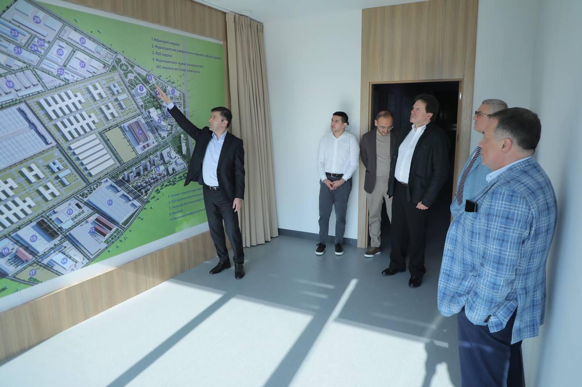 Узфармагентство и компанияВалента Фарм обсудили локализацию продукции в республике и экспорта препаратов. - Sputnik Узбекистан, 1920, 04.10.2025