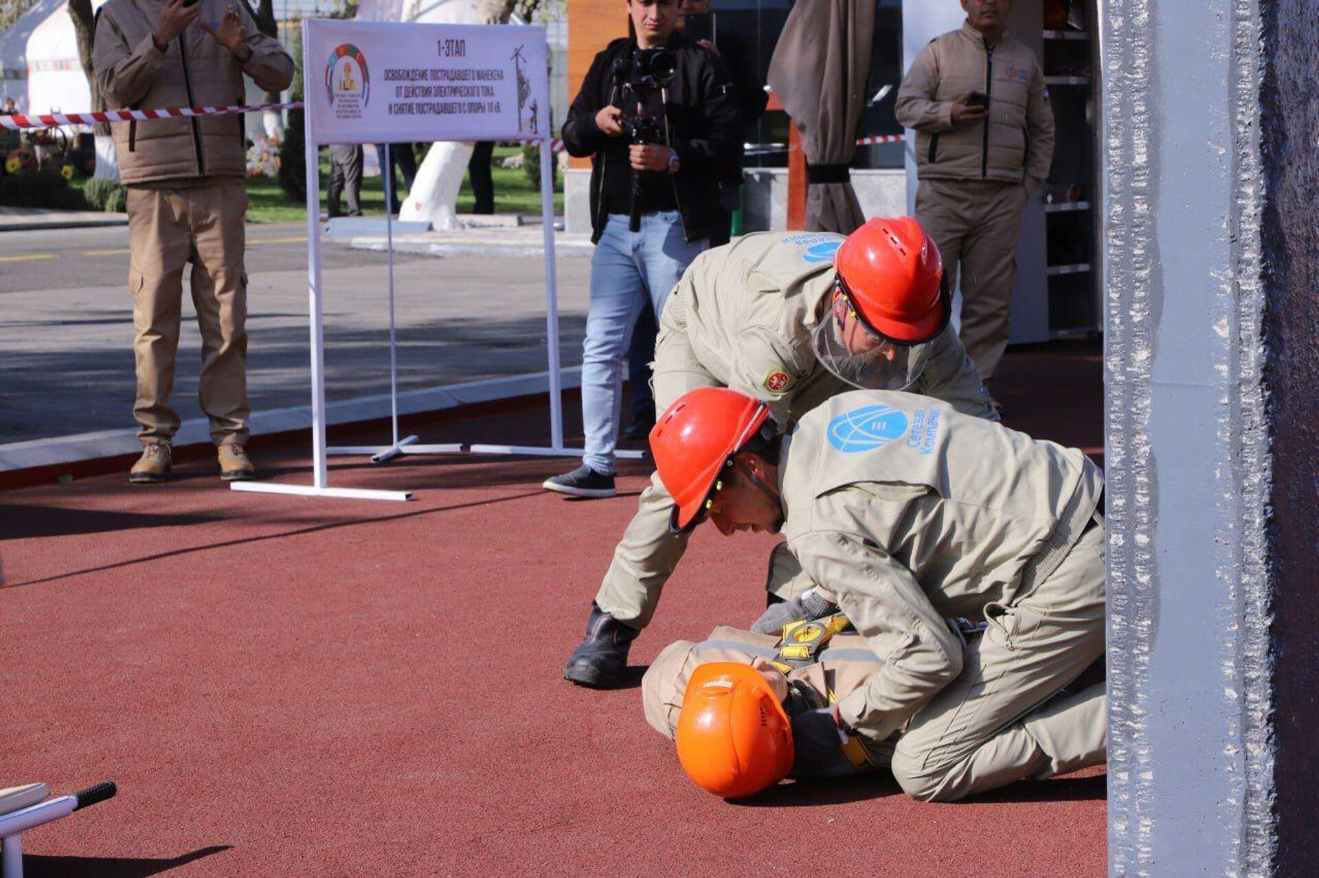 В Самарканде прошли международные соревнования профессионального мастерства электромонтеров.   - Sputnik Узбекистан, 1920, 04.10.2025