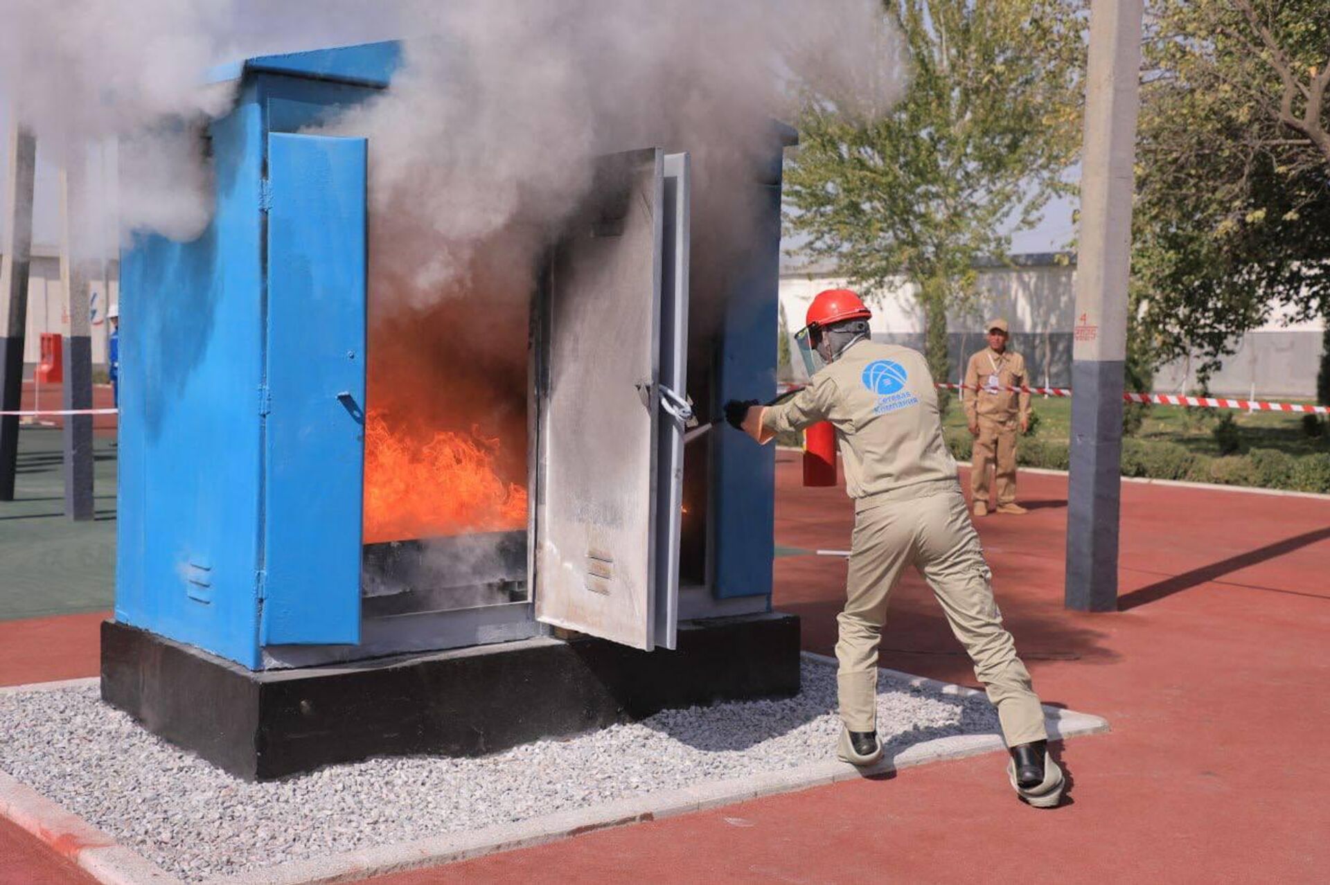 В Самарканде прошли международные соревнования профессионального мастерства электромонтеров.   - Sputnik Узбекистан, 1920, 04.10.2025