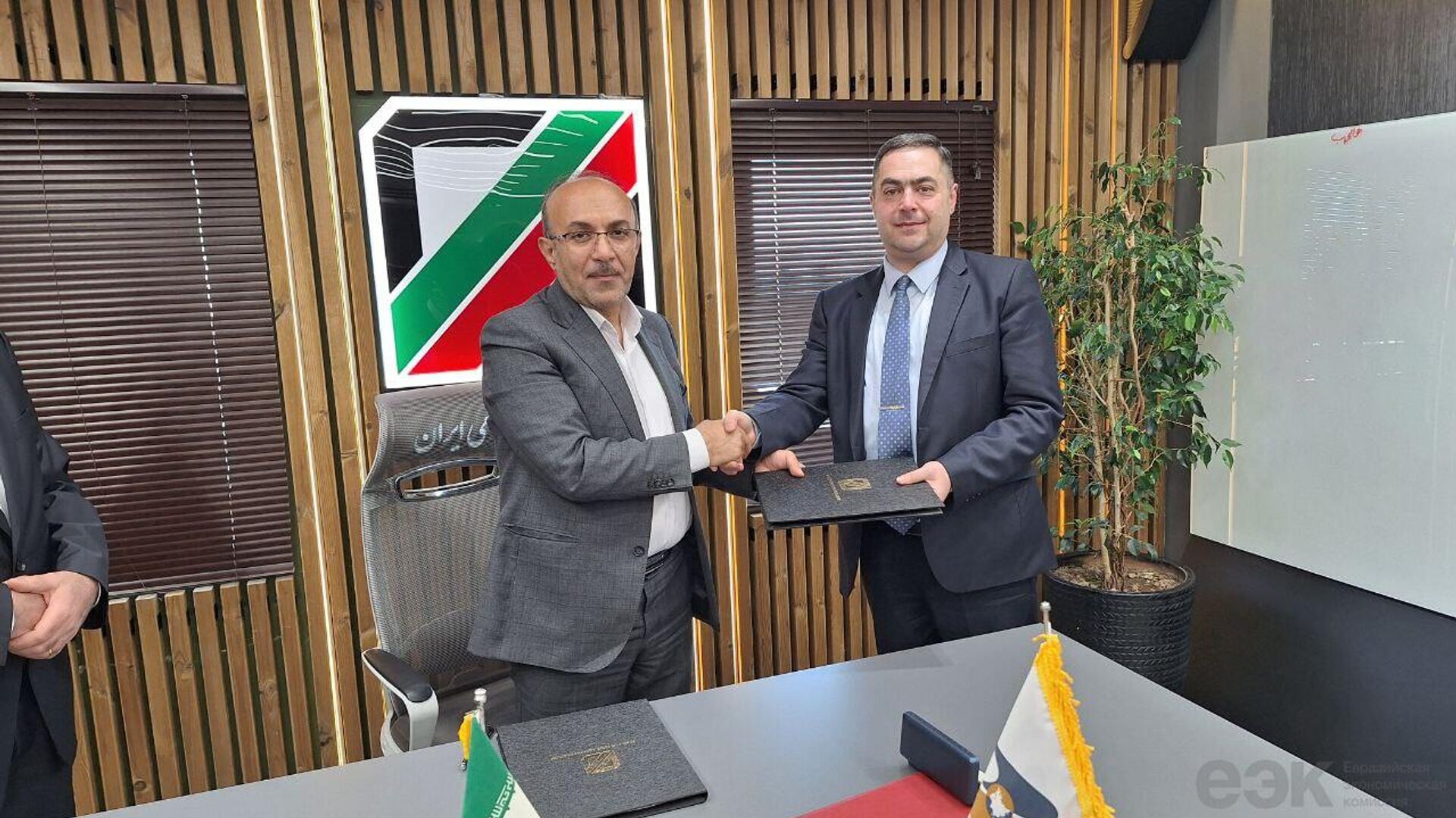 В Тегеране прошел второй раунд переговоров по электронному обмену таможенной информацией между ЕАЭС и Ираном. - Sputnik Узбекистан, 1920, 04.10.2025