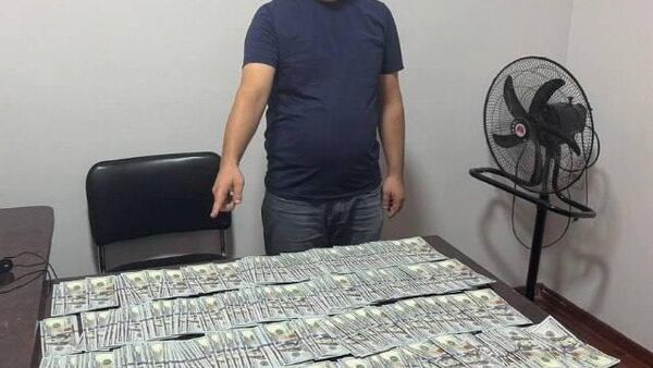 В Фергане задержали налогового инспектора при получении $30 тыс - Sputnik Узбекистан