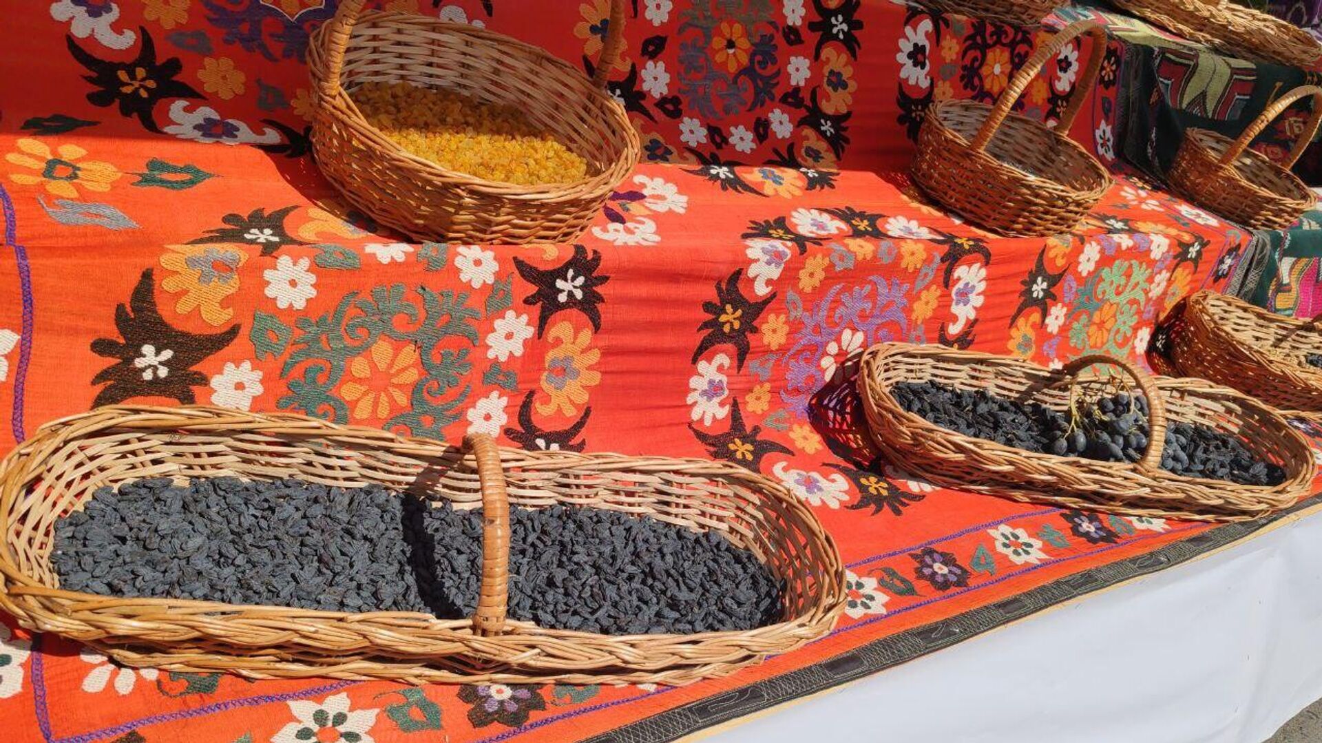 В Кошрабадском районе Самаркандской области состоялся первый фестиваль изюма. - Sputnik Узбекистан, 1920, 04.10.2025