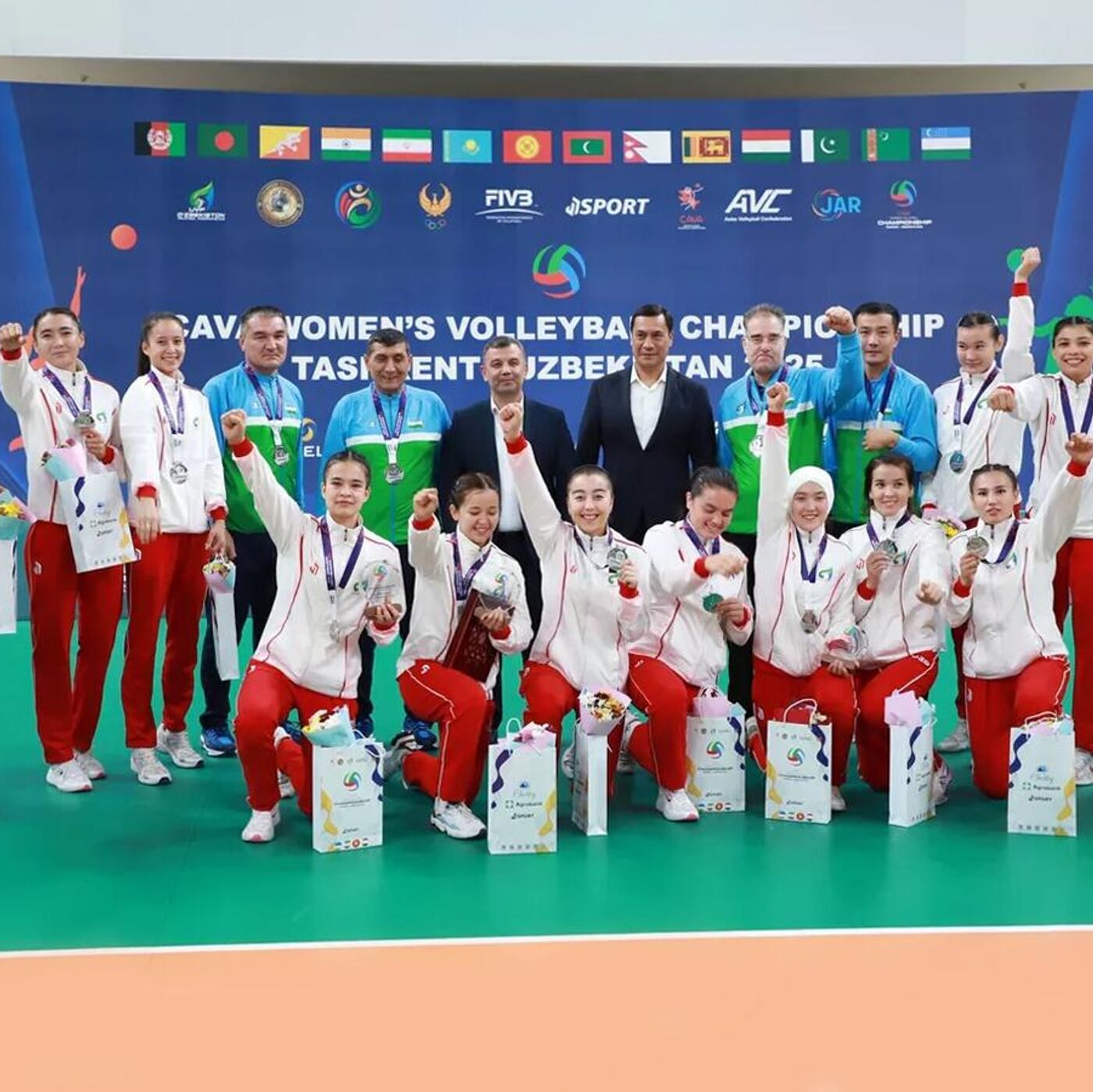 Natalya biroz jinsiy aloqaga moyil Erini ich kiyimida eshakda sikayotgan ayollar