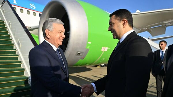 Президент Узбекистана Шавкат Мирзиёев прибыл в Азербайджан  - Sputnik Узбекистан