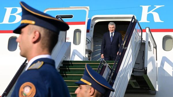 Президент Узбекистана Шавкат Мирзиёев прибыл в Азербайджан  - Sputnik Ўзбекистон
